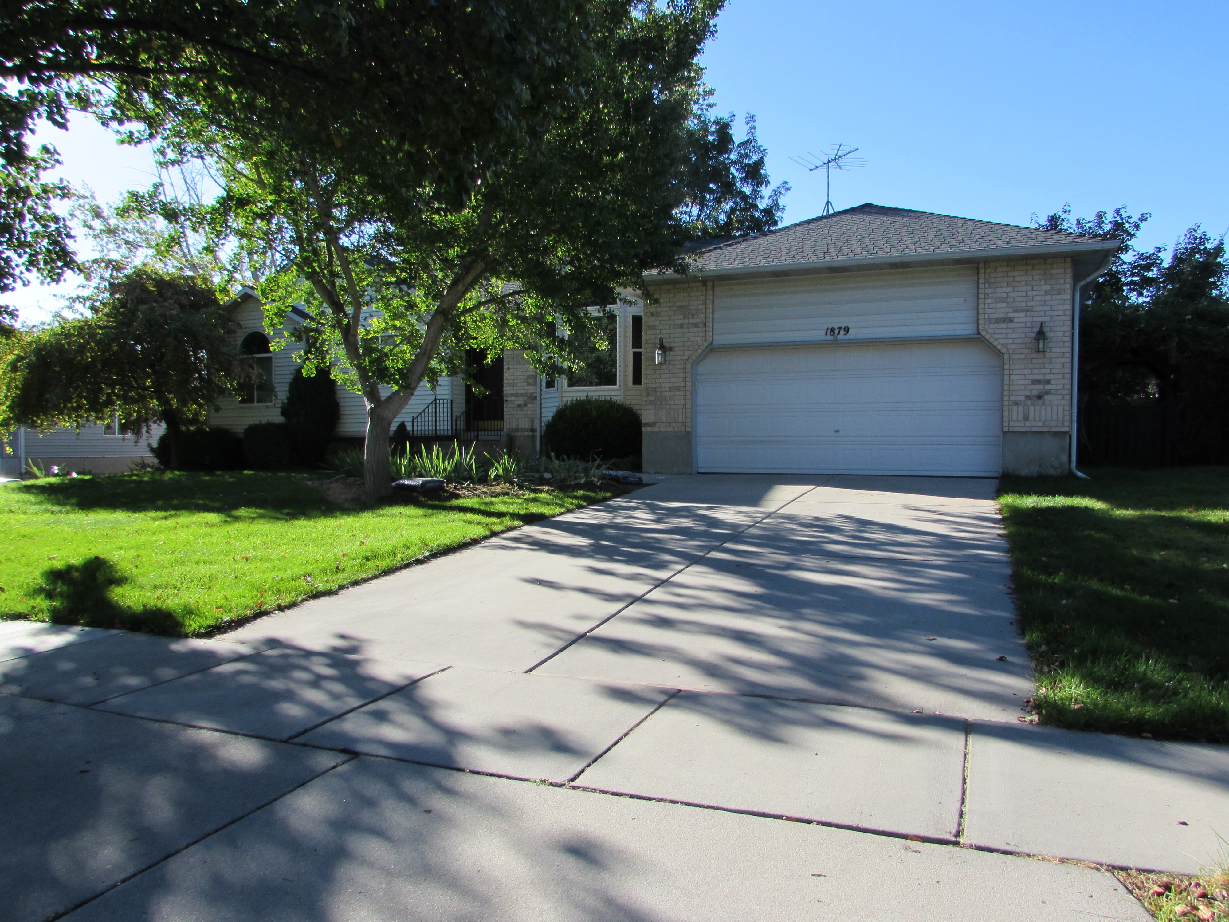 South Jordan House: 1879 W Town Meadows Ct